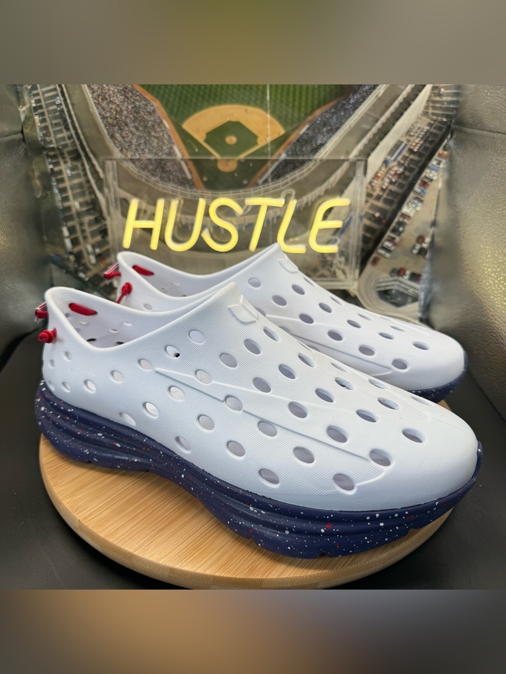 Kane Revive Men’s  Stars & Stripes Active Recovery Shoe Size 13
